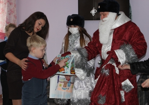 Дед Мороз с пользой провёл новогодние праздники в Карталах: патрулировал улицы и вручал сладкие подарки