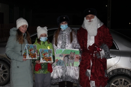 Дед Мороз с пользой провёл новогодние праздники в Карталах: патрулировал улицы и вручал сладкие подарки